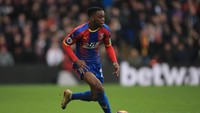Untuk memperkuat posisi bek kanan yang saat ini dihuni Antonio Valencia dan Matteo Darmian, Manchester United dikaitkan dengan Aaron Wan-Bissaka. Bek Crystal Palace itu diperkirakan bernilai 40 juta pound. (Foto: Marc Atkins/Getty Images)