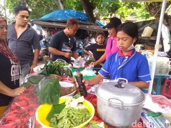 Berkah Tahun Baru, Penjual Klepon di Pantai Sanur Laris Manis