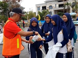 Bersih-bersih Sampah Berhadiah Sepeda di Ancol