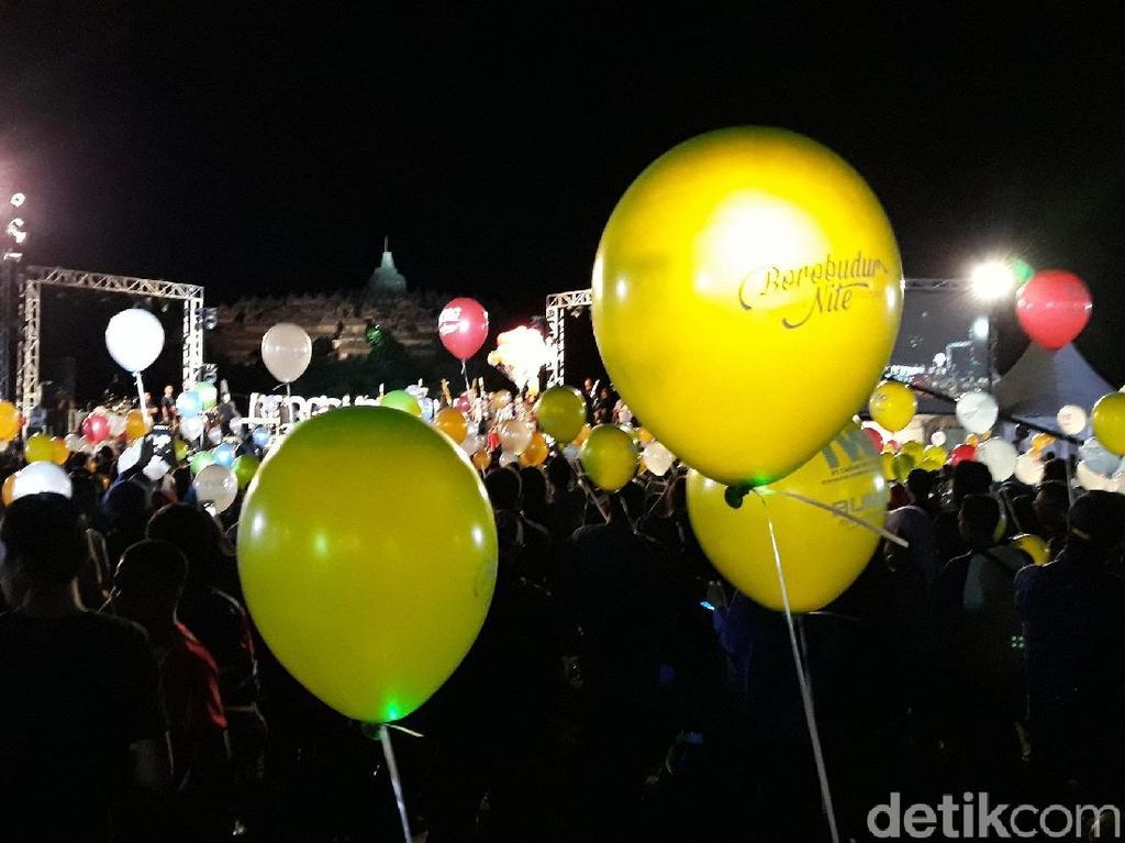 Balon Warna-Warni Hiasi Langit Borobudur di Malam Tahun Baru