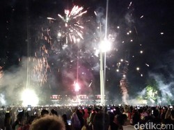 Warga Rayakan Meriah Tahun Baru di Gasibu Bandung