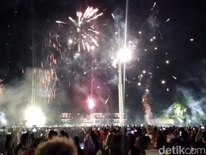Warga Rayakan Meriah Tahun Baru di Gasibu Bandung Warga Rayakan Meriah Tahun Baru di Gasibu Bandung