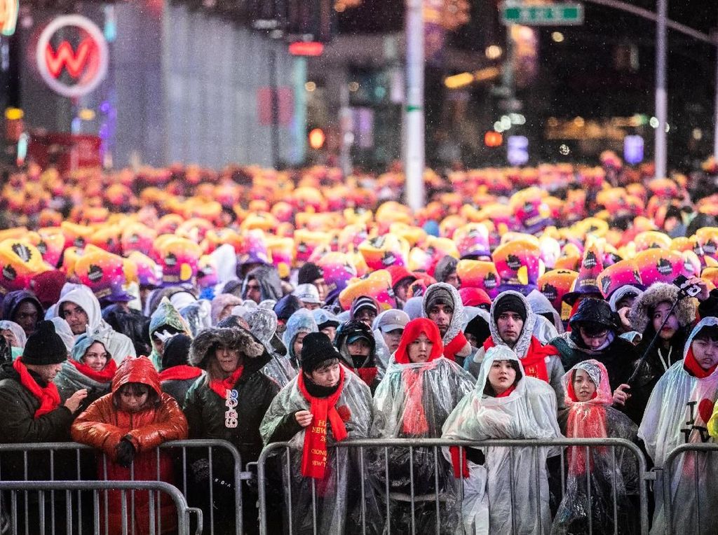 Foto: Warga Padati Times Square New York di Malam Tahun Baru 2019