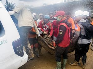 Proses Evakuasi Korban Longsor Kp Adat Sukabumi