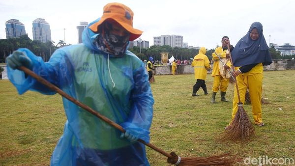 Semangat! Petugas Kerja Keras Bersihkan Monas Usai Perayaan Tahun Baru