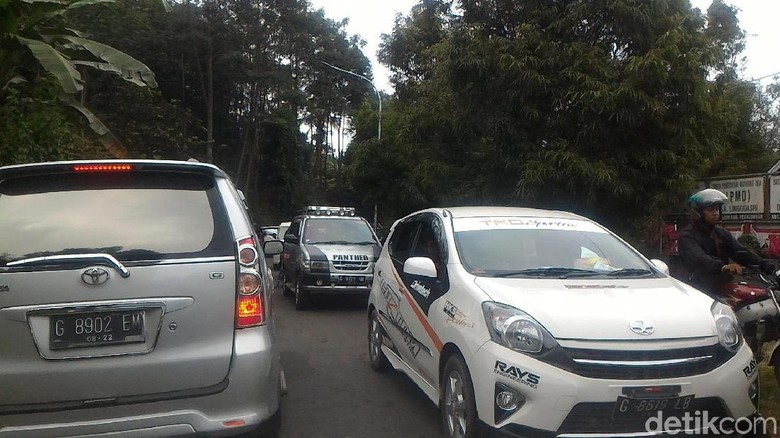 Libur Tahun Baru, Jalur Puncak Kajen Pekalongan Macet Libur Tahun Baru, Jalur Puncak Kajen Pekalongan Macet
