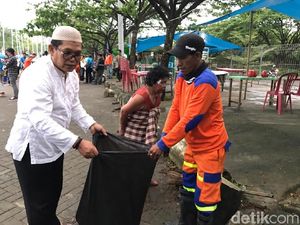 Warga Ramai-ramai Singkirkan Sampah di Pantai Makassar Warga Ramai-ramai Singkirkan Sampah di Pantai Makassar