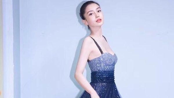 Foto: Aktris Cantik Dihujat karena Aksi Asisten yang Gantikan Sepatunya