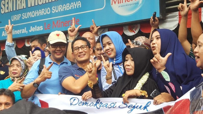 Saat Sandiaga Beri Motivasi Emak-emak Pelaku UMKM di Surabaya