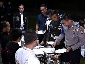 Lewati Pergantian Tahun, Jokowi Nikmati Wedang Ronde Hingga Bakmi