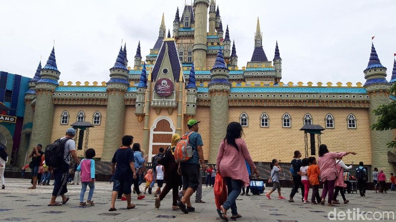 Libur Tahun Baru, Wahana Wisata di Surabaya Ini Ramai Diserbu Warga Libur Tahun Baru, Wahana Wisata di Surabaya Ini Ramai Diserbu Warga