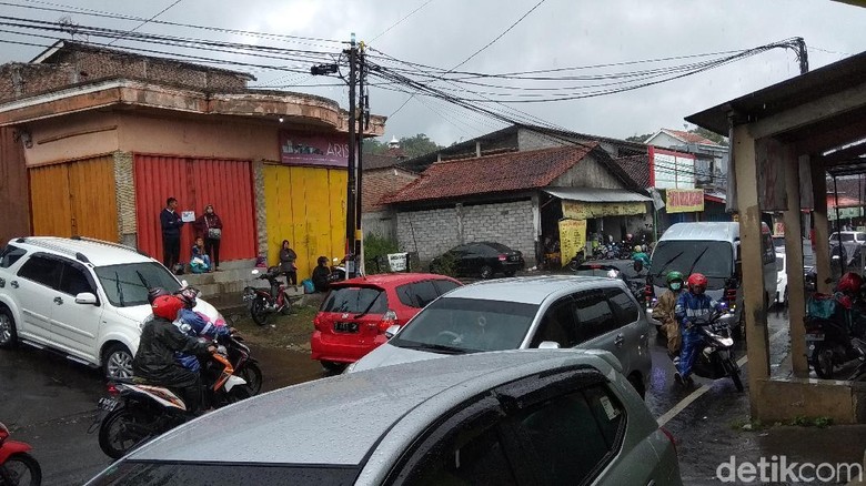 Jalur Menuju Objek Wisata Bandungan Semarang Padat Merayap