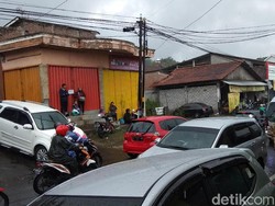 Jalur Menuju Objek Wisata Bandungan Semarang Padat Merayap