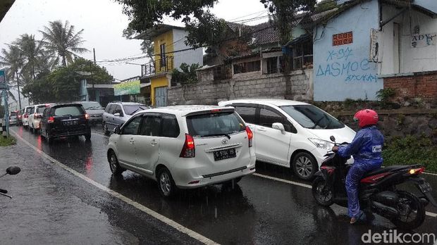 Kepadatan arus lalu lintas menuju kawasan wisata Bandungan.