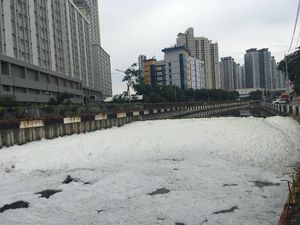 Cegah Limbah ke Sungai, Anies Akan Atur Usaha Laundry dan Cuci Mobil