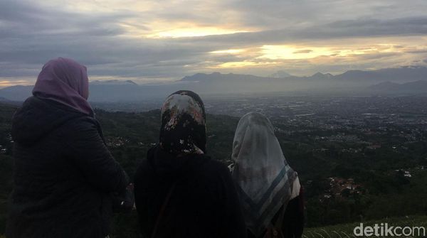 Selamat Tahun Baru Dari Matahari Kota Bandung yang Malu-malu