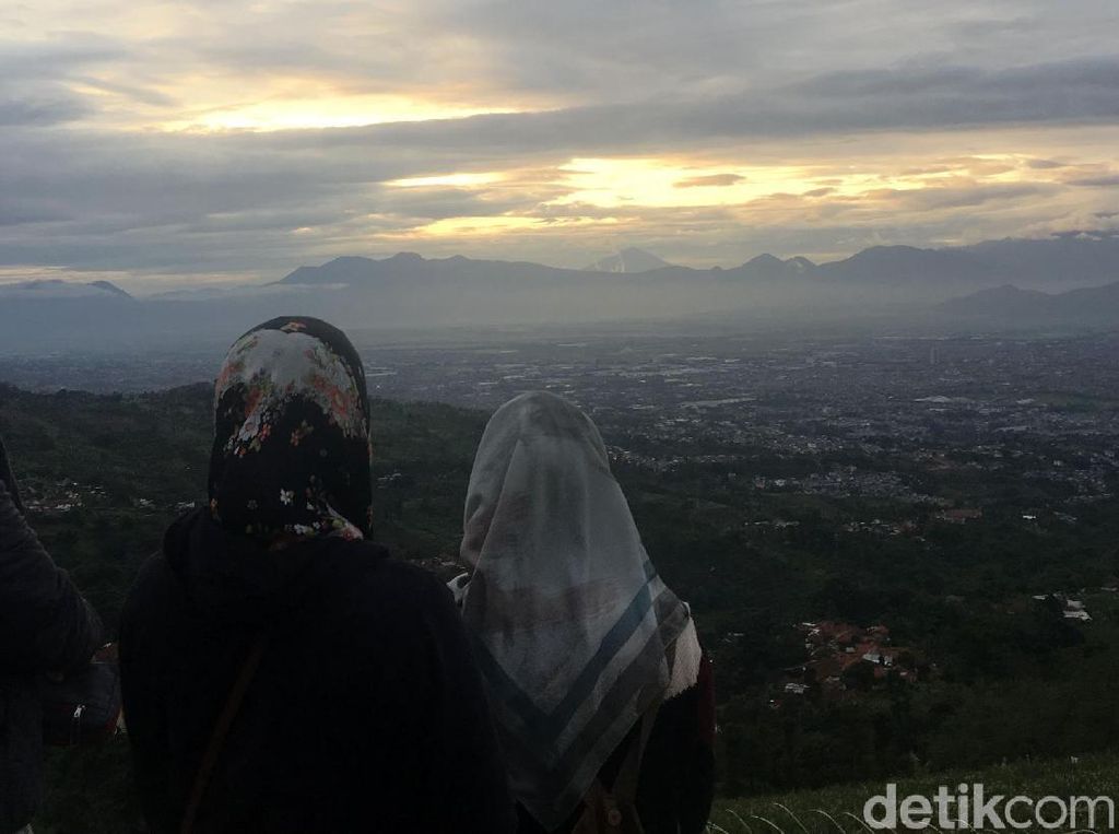 Selamat Tahun Baru Dari Matahari Kota Bandung yang Malu-malu