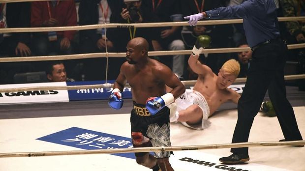 Floyd Mayweather Jr. baru saja mengalahkan Tenshin Nasukawa dalam laga eksebisi.