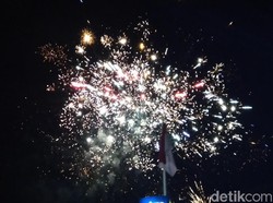 Bising Terompet dan Kembang Api Sambut Tahun Baru di Bandung