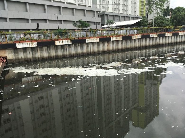 UPK Badan Air DKI Ungkap Penyebab Munculnya Busa di Kali Item