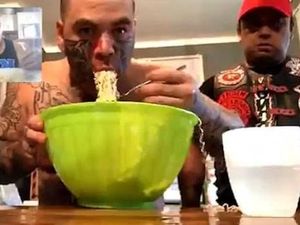 Lomba Makan Mie Instan Tercepat, Para Anggota Mafia Ini Dituduh Curang