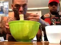 Lomba Makan Mie Instan Tercepat, Para Anggota Mafia Ini Dituduh Curang