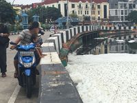Warga yang melihat kemunculan busa di Kali Item