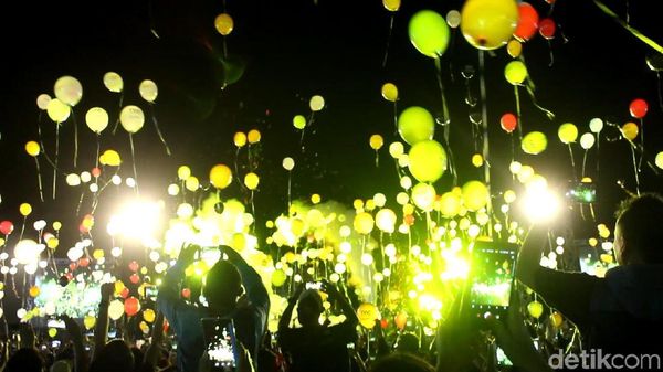 Foto: 1.500 Balon Tahun Baru Terbang di Candi Borobudur