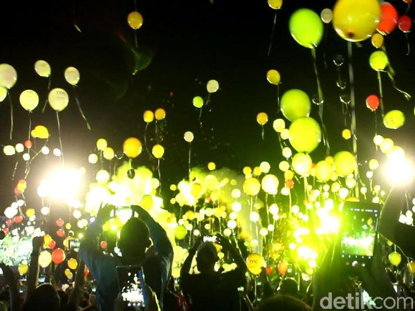 Foto: 1.500 Balon Tahun Baru Terbang di Candi Borobudur
