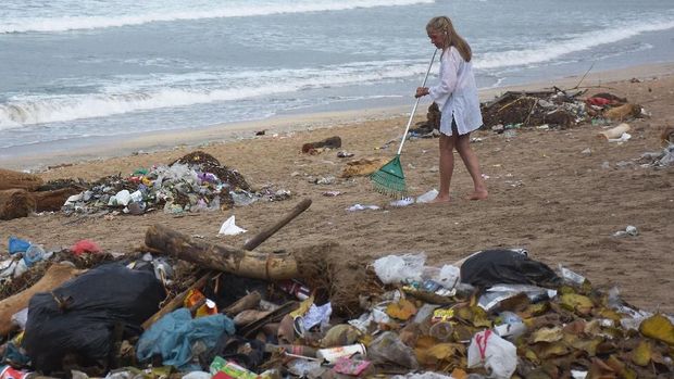 Cling! Pantai Kuta Kembali Bersih dari Sampah Tahun Baru