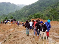 Gemuruh dan Longsoran Masih Terjadi di Kampung Adat Sukabumi
