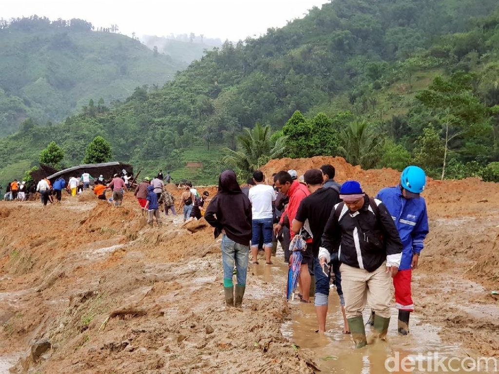 Gemuruh dan Longsoran Masih Terjadi di Kampung Adat Sukabumi Gemuruh dan Longsoran Masih Terjadi di Kampung Adat Sukabumi