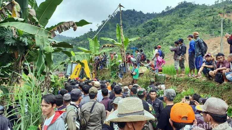 Lautan Warga Hambat Tim Saat Pencarian Korban Longsor Sukabumi Lautan Warga Hambat Tim Saat Pencarian Korban Longsor Sukabumi