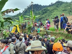 Lautan Warga Hambat Tim Saat Pencarian Korban Longsor Sukabumi