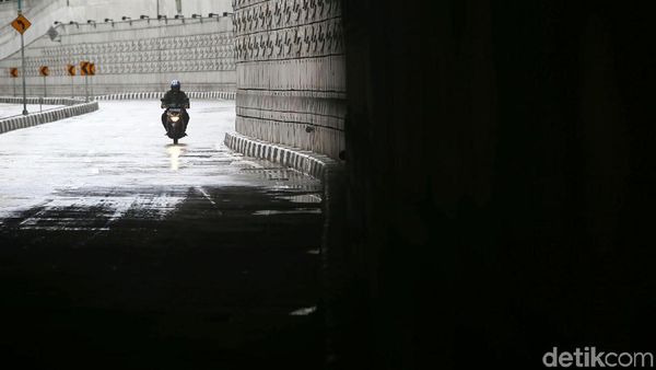 Hari Pertama 2019, Jakarta Diguyur Hujan Lalin Lengang