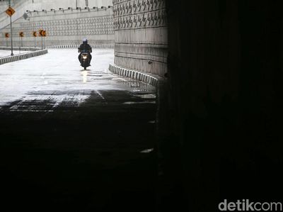 Hari Pertama 2019, Jakarta Diguyur Hujan Lalin Lengang
