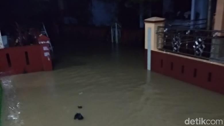 Warga Pandeglang Korban Tsunami Kembali Mengungsi Akibat Banjir Warga Pandeglang Korban Tsunami Kembali Mengungsi Akibat Banjir
