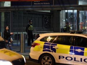 Polisi Selidiki Motif Pria Berpisau Teror Warga di Manchester