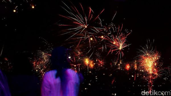 Penampakan Pesta Kembang Api di Kawasan Tendean