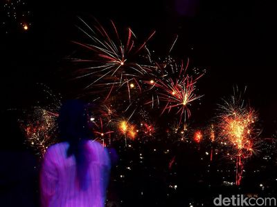 Penampakan Pesta Kembang Api di Kawasan Tendean