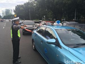 Ada Antrean Kendaraan Masuk Stasiun, Lalin Tugu Tani-Gambir Macet