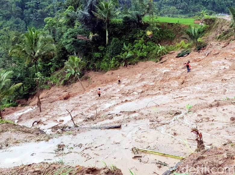 20 Orang Terindikasi Masih Tertimbun Longsor Sukabumi 20 Orang Terindikasi Masih Tertimbun Longsor Sukabumi