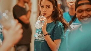 Pose Manis Anggika Bolsterli Saat Menikmati Es Krim hingga Kelapa Muda