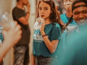 Pose Manis Anggika Bolsterli Saat Menikmati Es Krim hingga Kelapa Muda Pose Manis Anggika Bolsterli Saat Menikmati Es Krim hingga Kelapa Muda