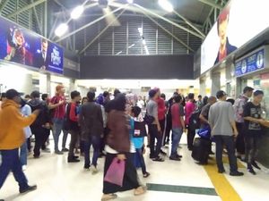Usai Perayaan Tahun Baru 2019, Penumpang Padati Stasiun Sudirman Usai Perayaan Tahun Baru 2019, Penumpang Padati Stasiun Sudirman