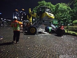 Warga Berangsur Pulang, Pasukan Oranye Bersihkan HI-Monas