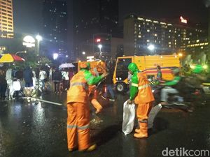 327 Ton Sampah Hasil Perayaan Malam Tahun Baru 327 Ton Sampah Hasil Perayaan Malam Tahun Baru