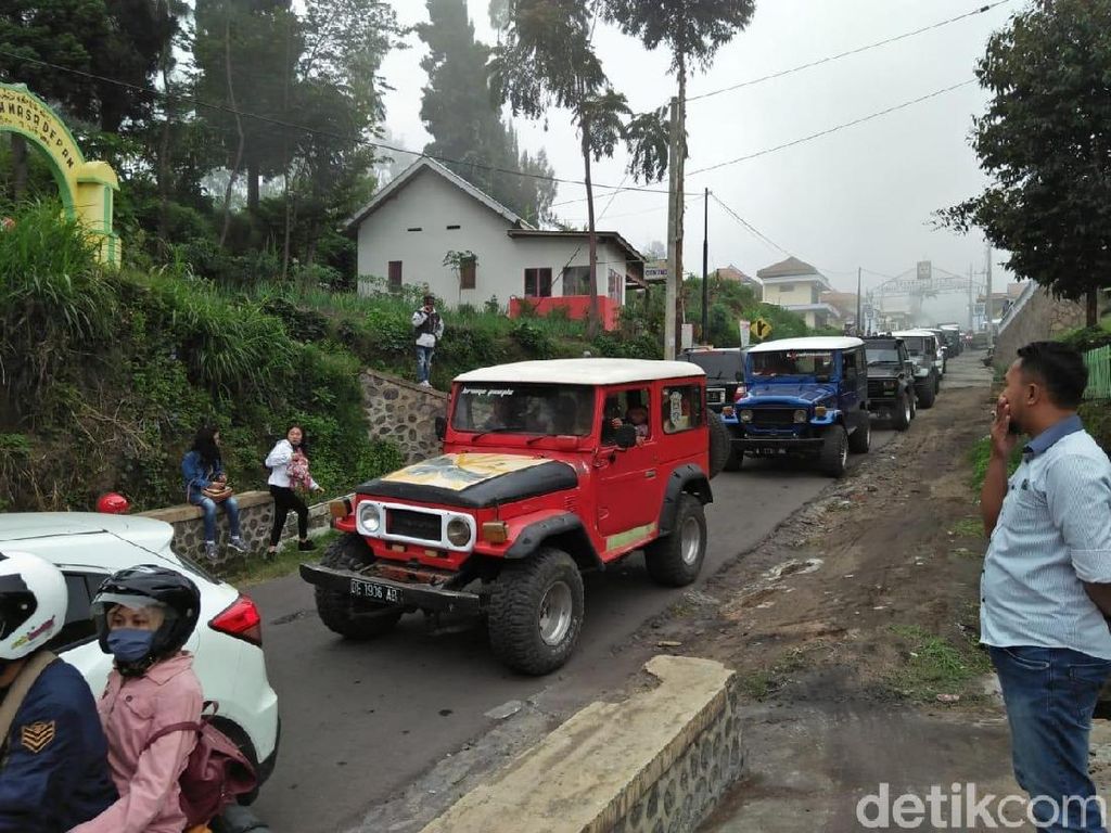 Libur Tahun Baru, Jalur Wisata Gunung Bromo Macet Panjang Libur Tahun Baru, Jalur Wisata Gunung Bromo Macet Panjang