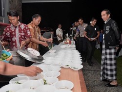 Pakai Sarung, Perayaan Tahun Baru Sederhana Ala Jokowi