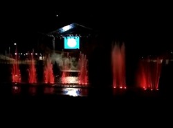 Indahnya Air Mancur Warna-warni Menari di Malam Pergantian Tahun